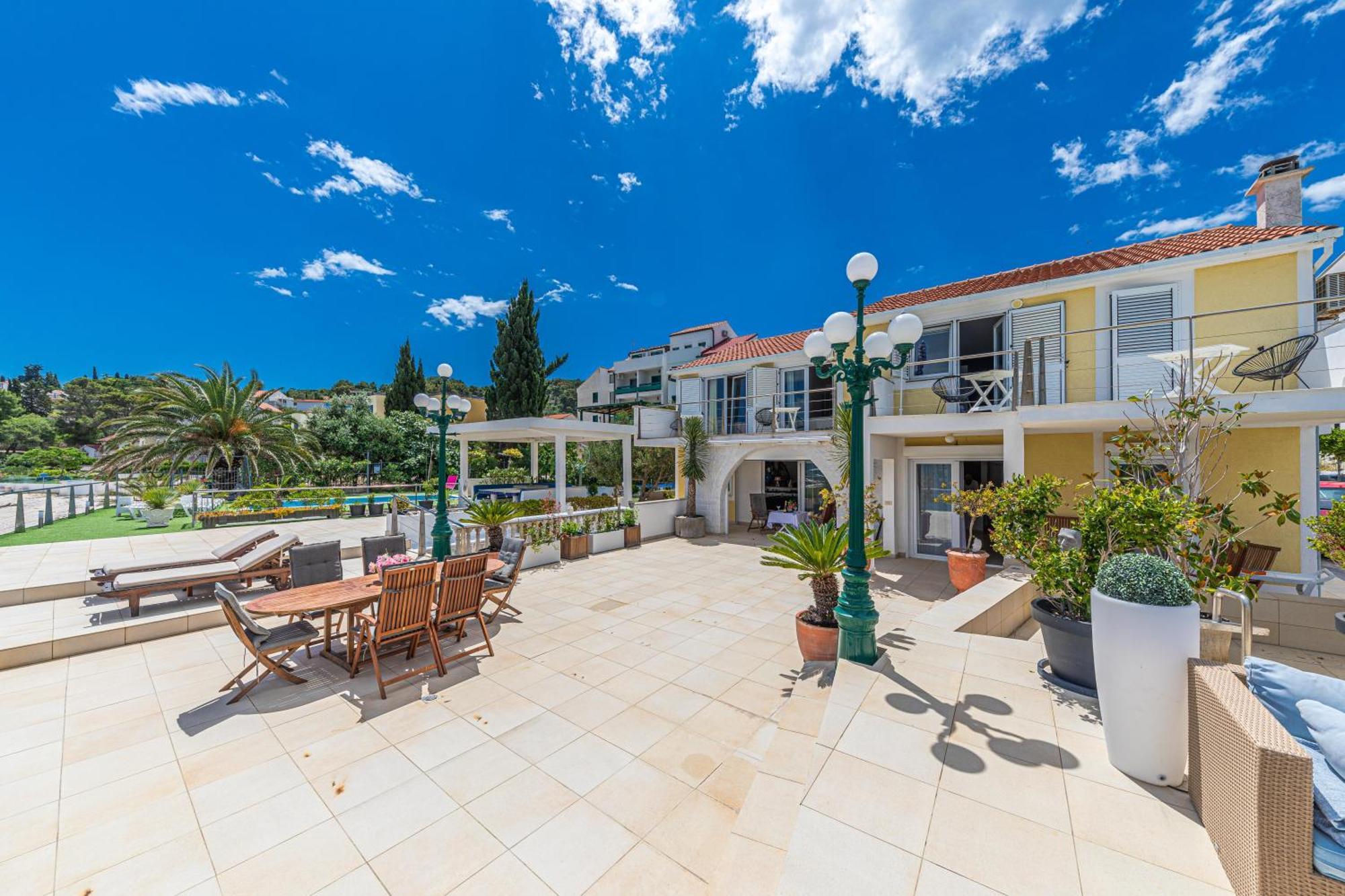 Villa Unique Sur La Plage Pour Des Vacances Inoubliables En Famille Ou Entre Amis Pour 10 Personnes Слатине Экстерьер фото